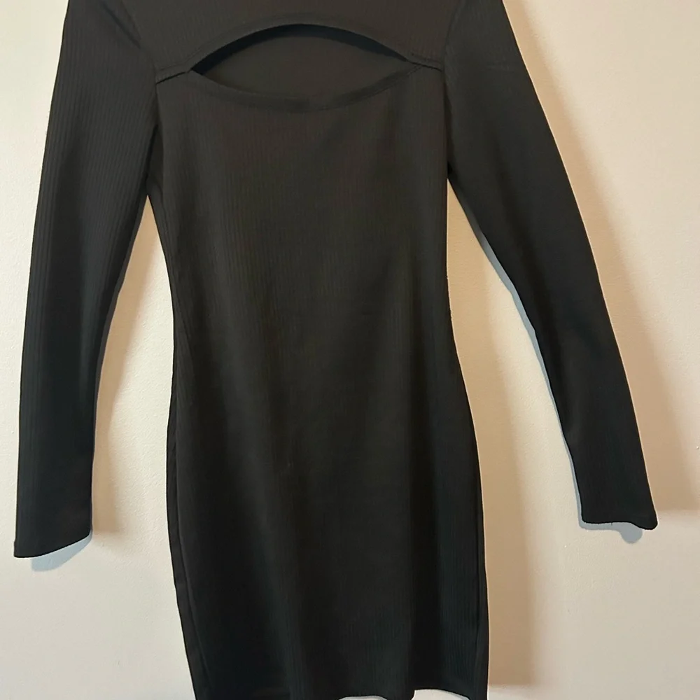 Rewind Black Elegant Cleavage Cutout Long Sleeve Bodycon Form Fitting Dress - Picture 2 of 8